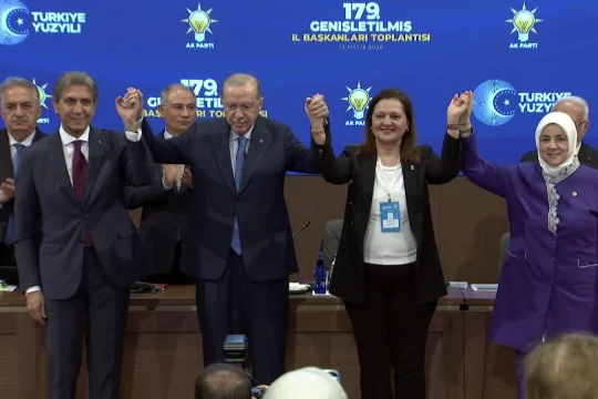 CHP'li iki belediyeden AK Parti'ye katılım... Rozetlerini Erdoğan taktı 