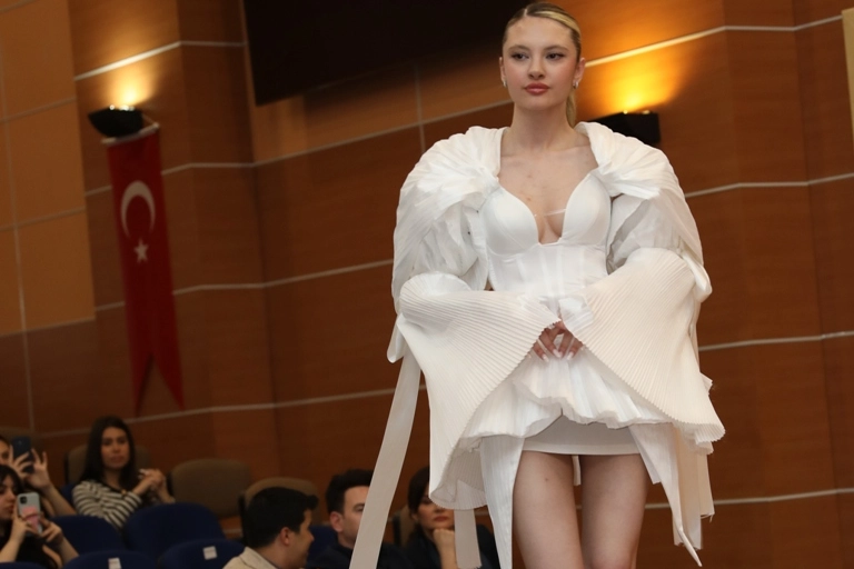 Mezuniyet defilesi büyüledi 