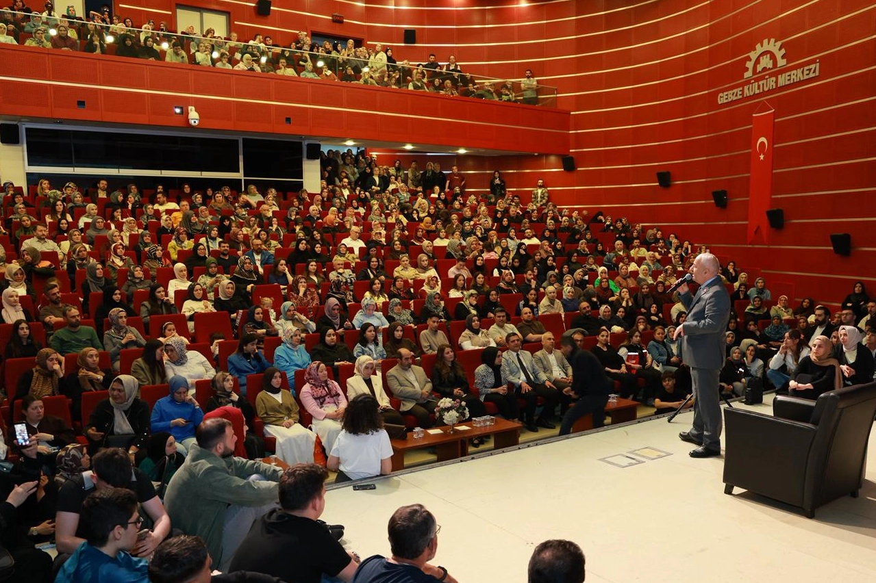 Gebze'de 'Ailenin İçinde Saklı Cennet' söyleşisine yoğun ilgi 