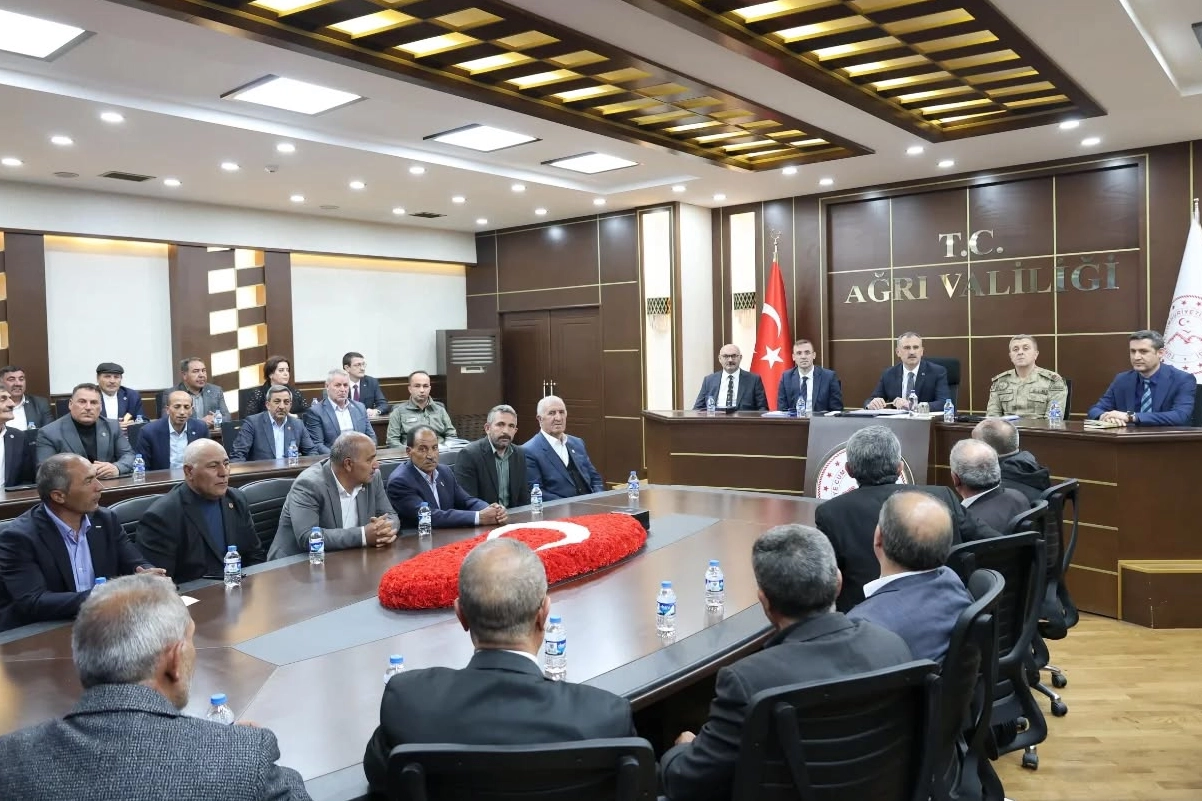 Ağrı Vali Bozkurt'tan köylere koordinasyon 