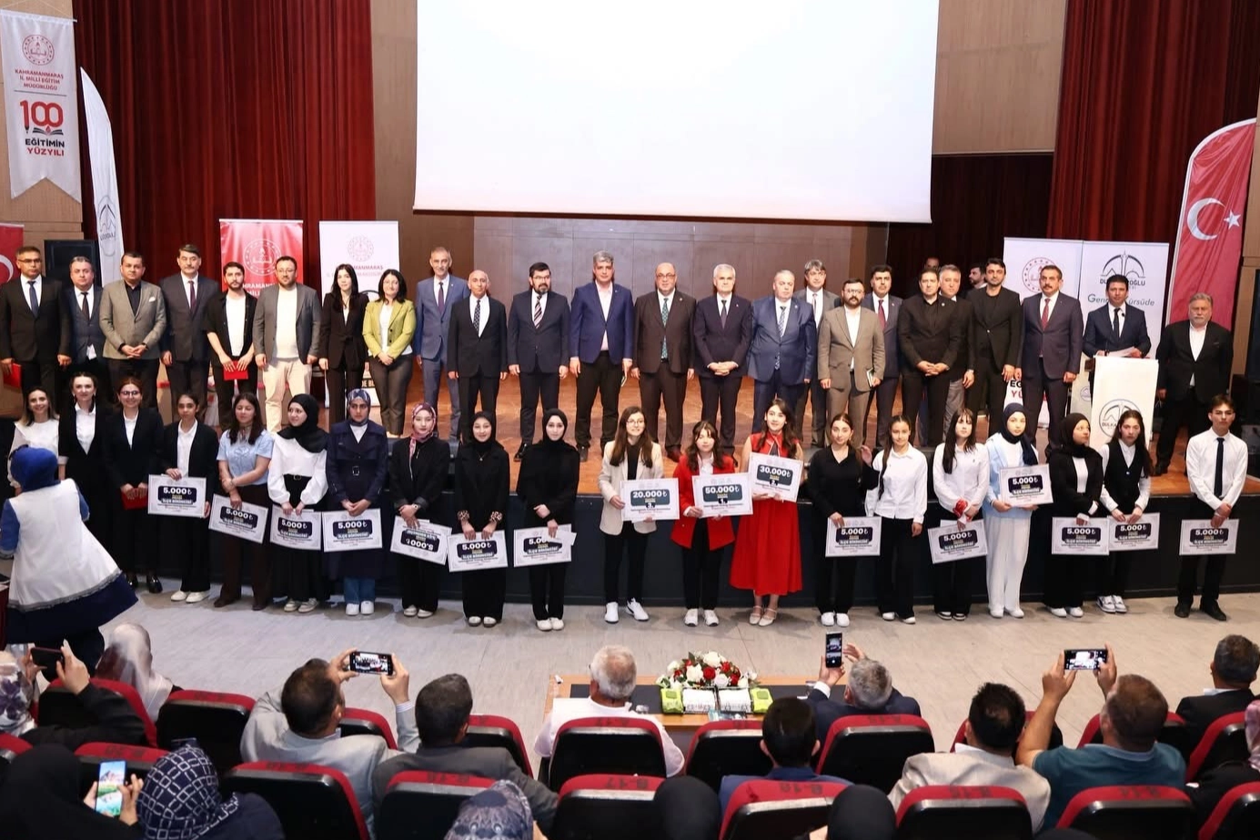 Şahbaz Derneği'nden Filistin temalı konuşma yapan öğrenciye umre hediyesi 
