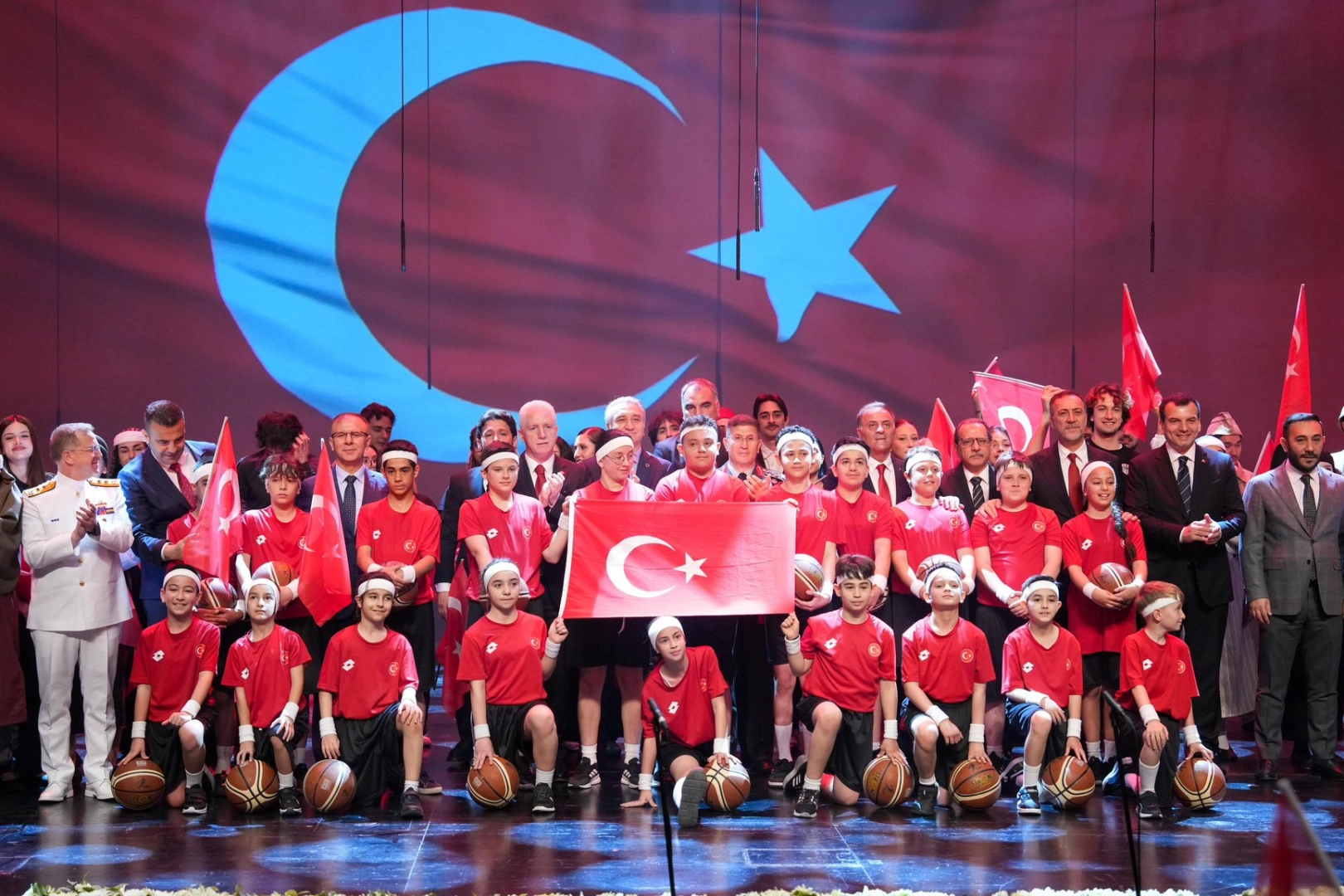 İstanbul AKM kırmızı-beyaza büründü 