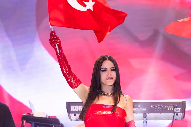 Kırmızının 'Simge'si... Kırmızı O'na çok yakışıyor 