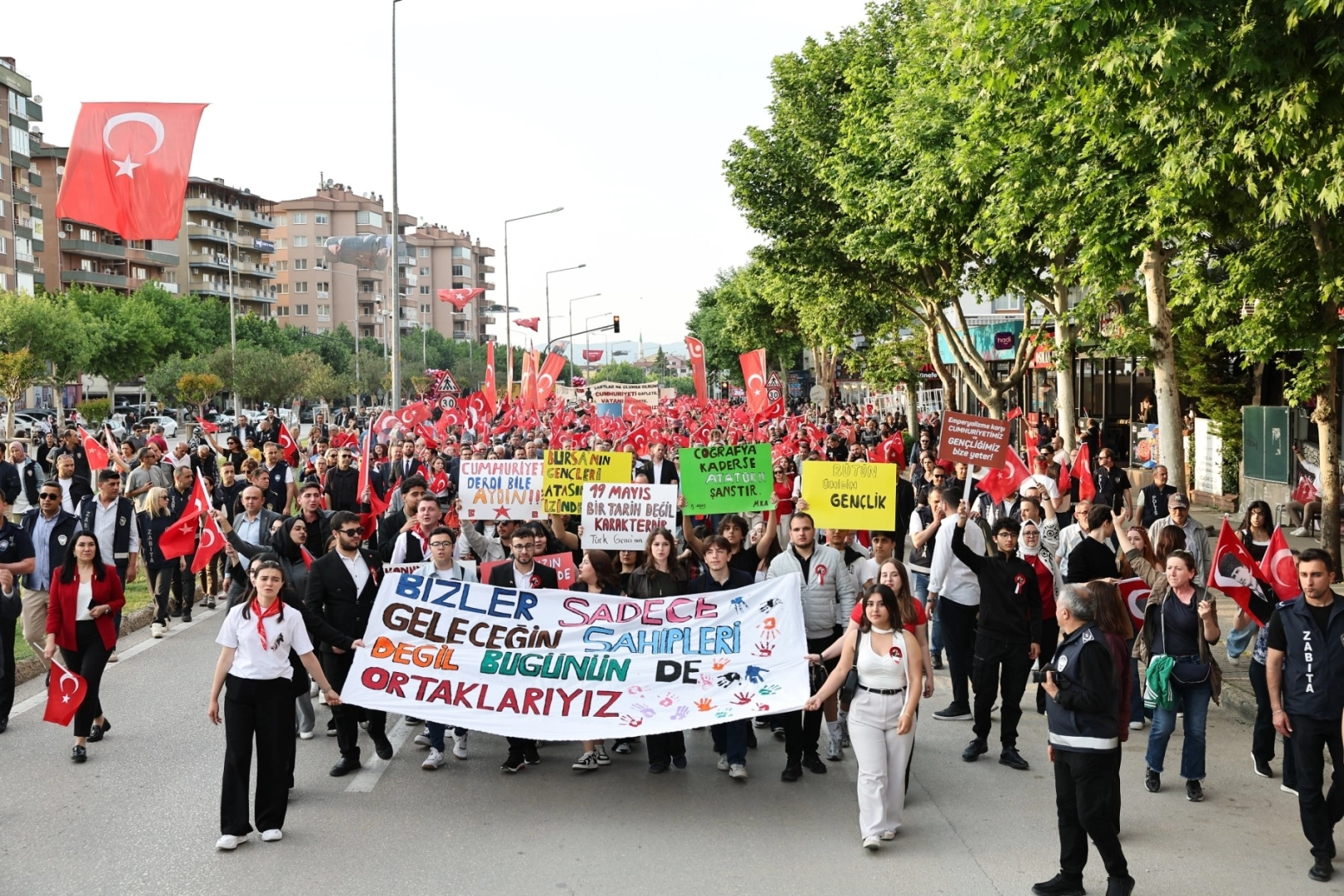 Bursa Nilüfer’de binler Cumhuriyet için yürüdü 