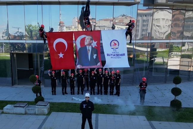 Denizli'de nefes kesen gösteri 