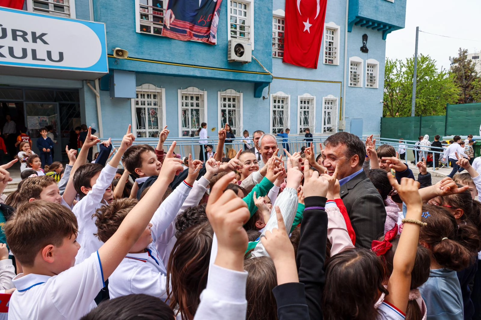 Bilecik'te Vali Sözer’den çocuklara anlamlı ziyaret 