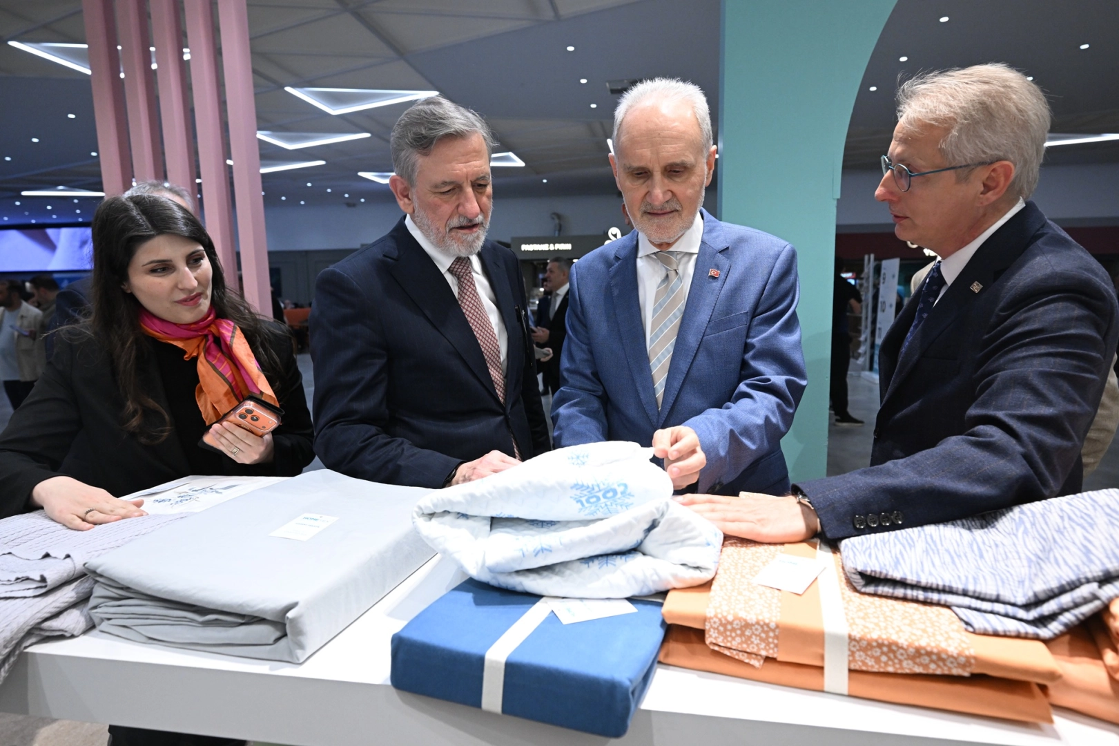 HOMETEX ziyaretçilerini ağırlamaya sürdürüyor 