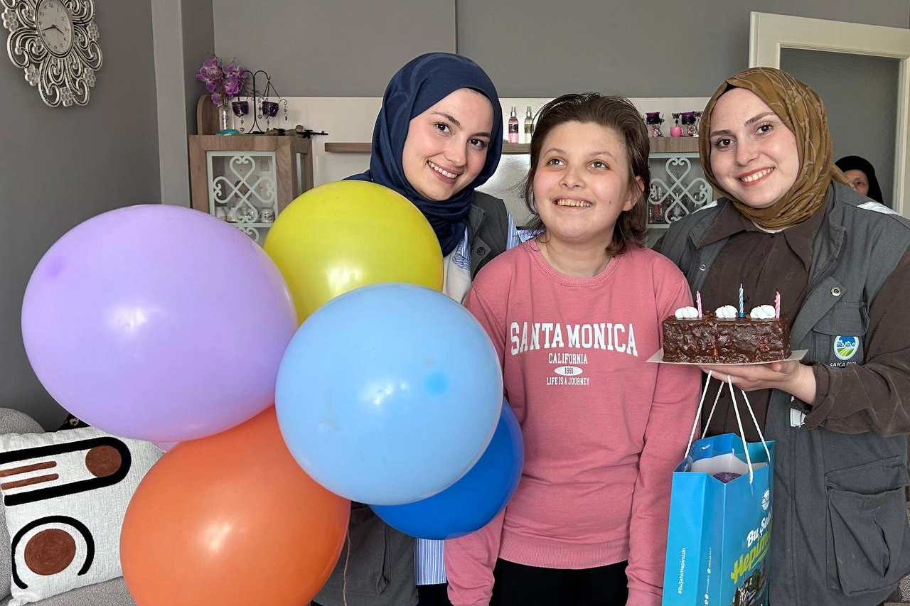 Sakarya'da özel bireylere Büyükşehir’den doğum günü sürprizi 