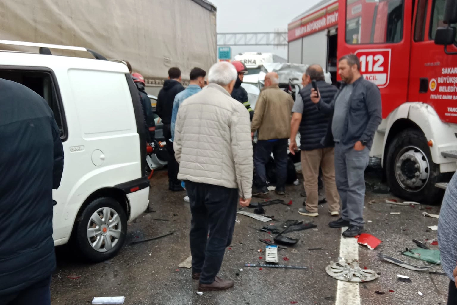 Sakarya’da itfaiye aracı, tır ve 3 araca çarptı! 