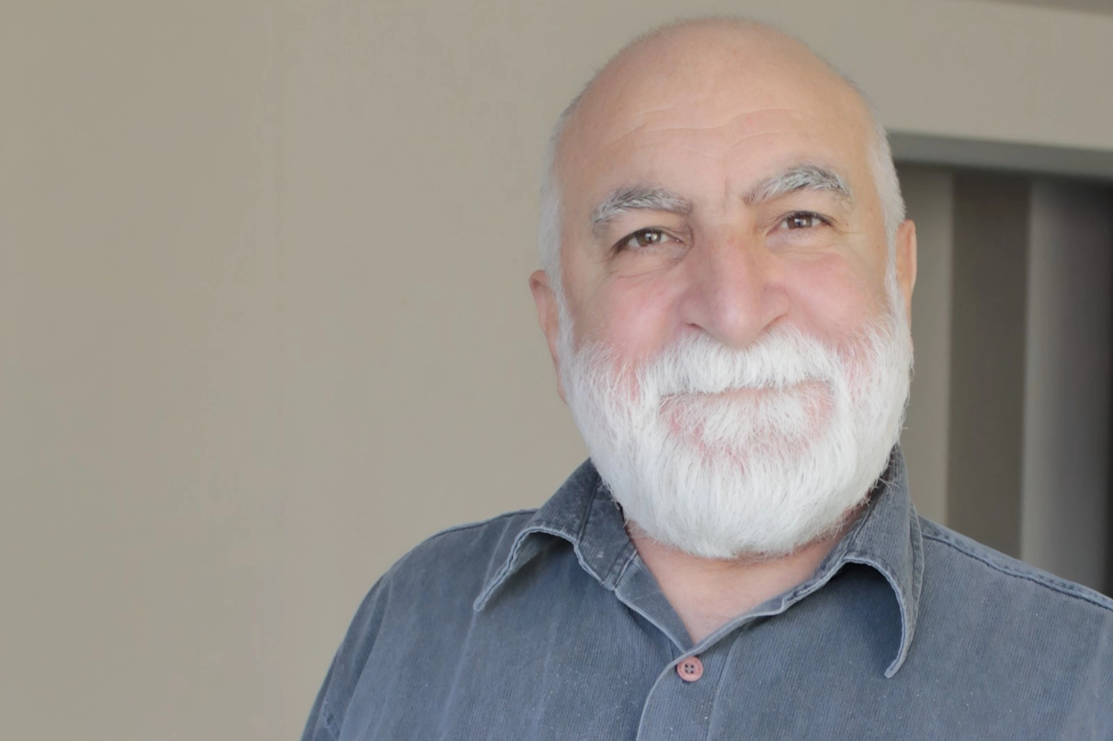 Yazar Mustafa Özke’nin ‘Dışarıdaki Ben’ öyküsü 100 binlere ulaştı 