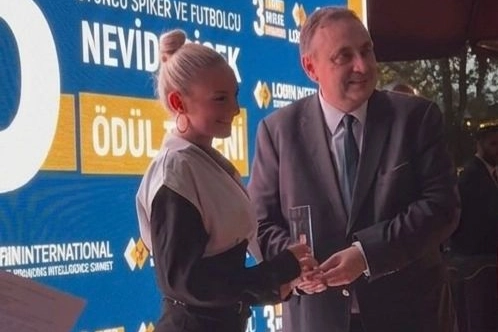 Yılın ilham veren kadın futbolcusu ödülü Nevide Çiçek'e verildi 