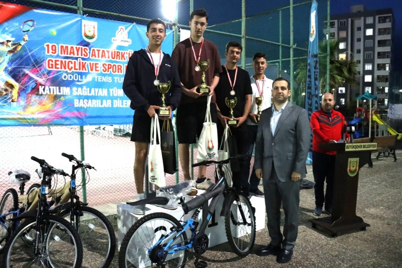 Tenis şampiyonları ödüllerini aldı 
