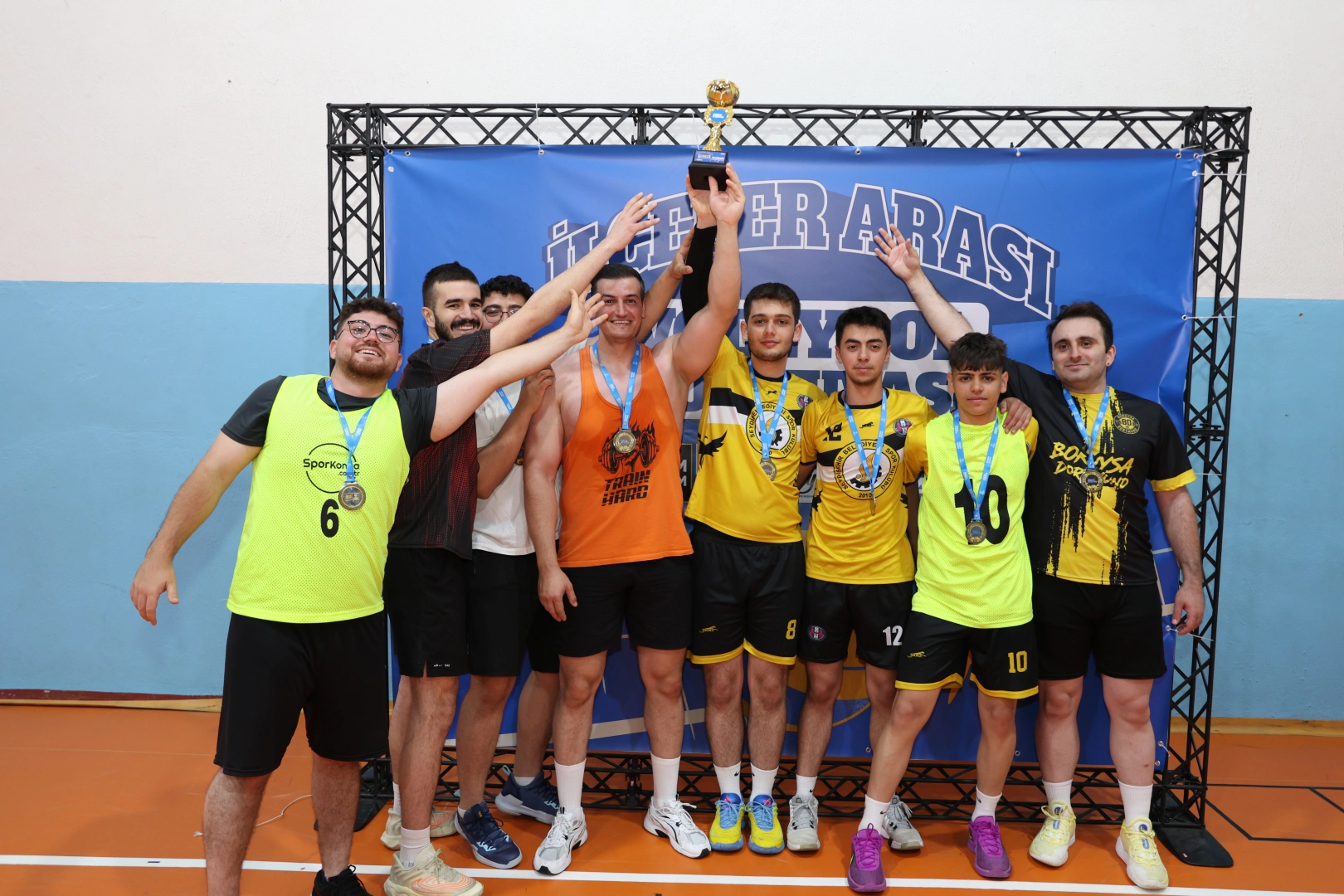 Konya'da 25 ilçede 2 bin 460 sporcu voleybol heyecanına ortak oluyor 