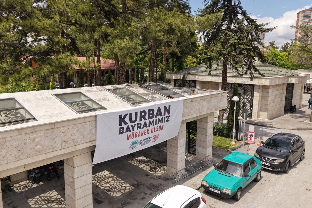 Kayseri Büyükşehir mezarlıkları bayrama hazırladı 
