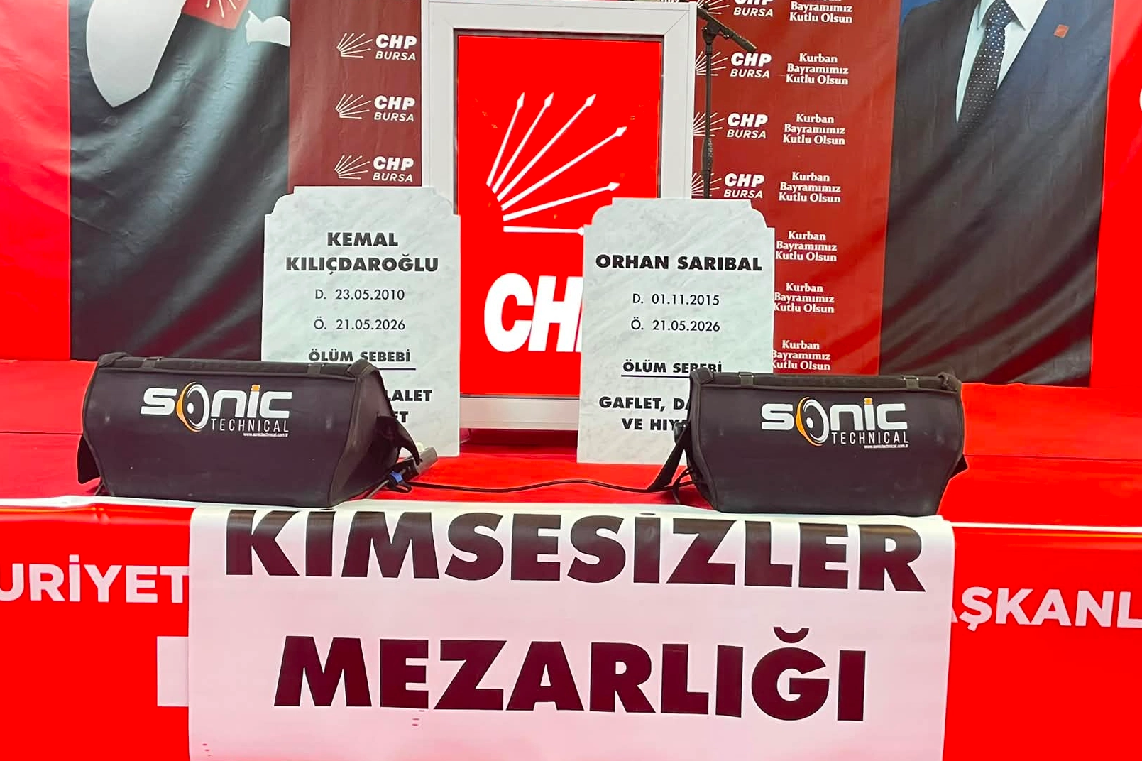 Bursa'da CHP'den Kılıçdaroğlu ve Sarıbal'a mezar taşlı protesto 