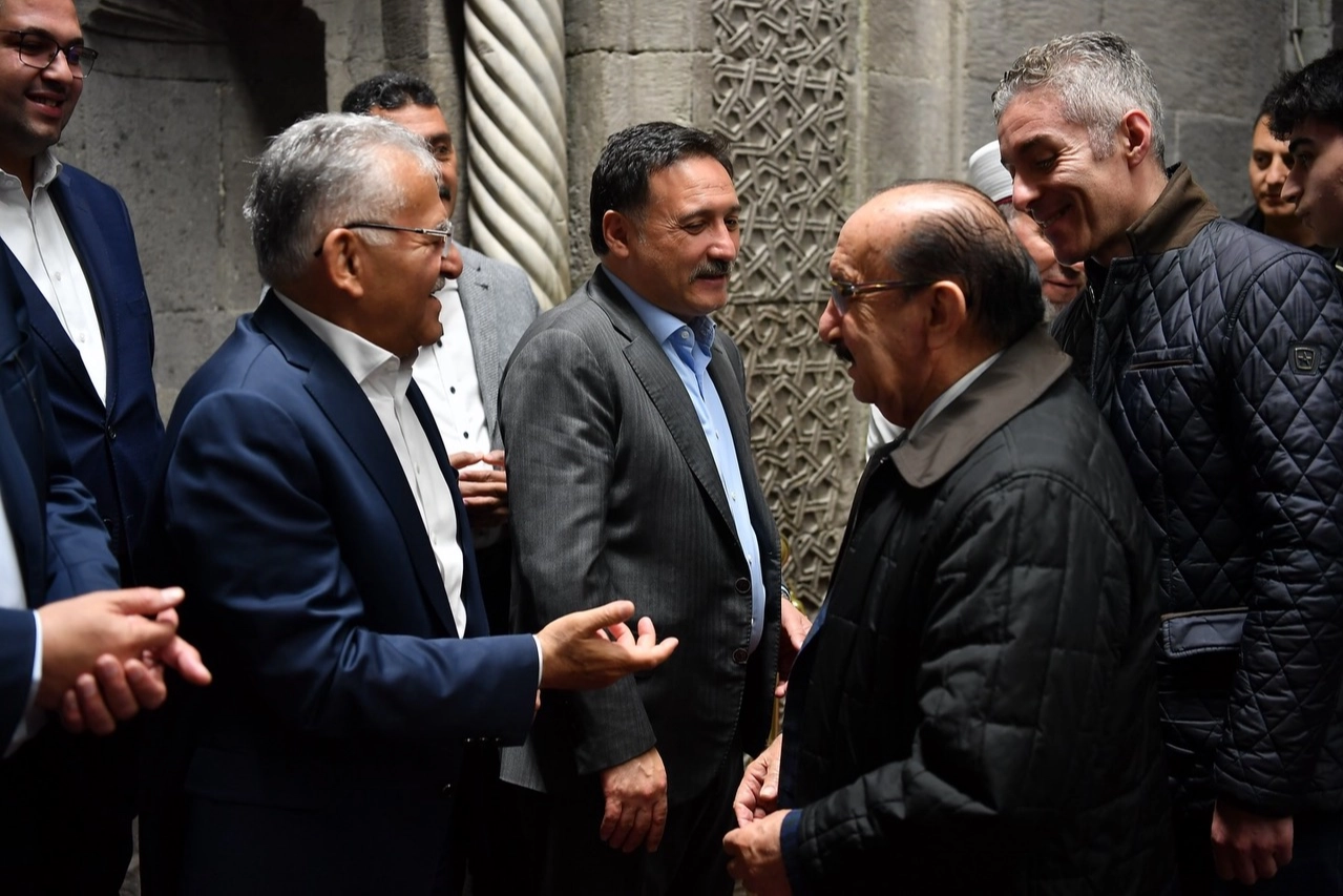 Memduh Büyükkılıç çocukların bayram sevincine ortak oldu 
