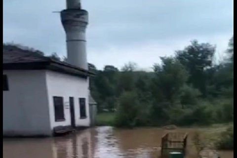 Bilecik Pazaryeri'ni sağanak yağış felç etti 