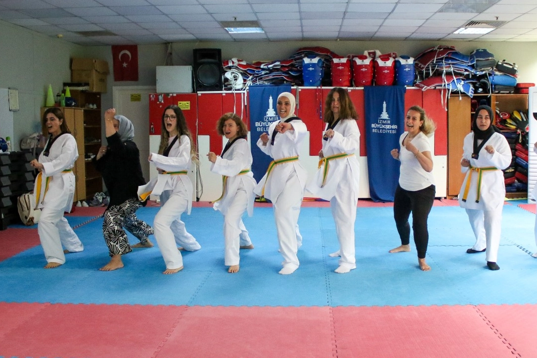 Kadınlar şiddete karşı kuşak giydi 