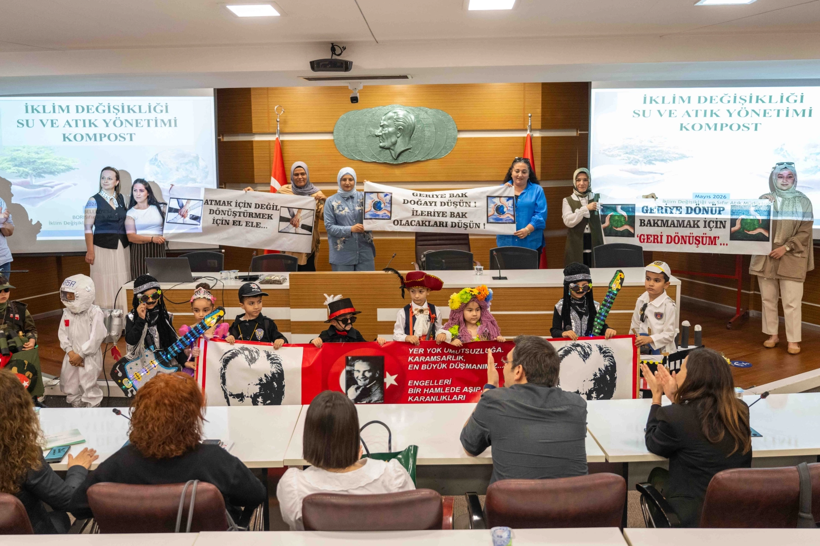 Minikler su için sahneye çıktı 