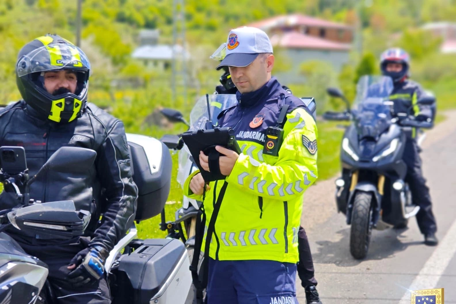 Jandarma dönüş yolunda denetimleri aralıksız sürdürüyor 