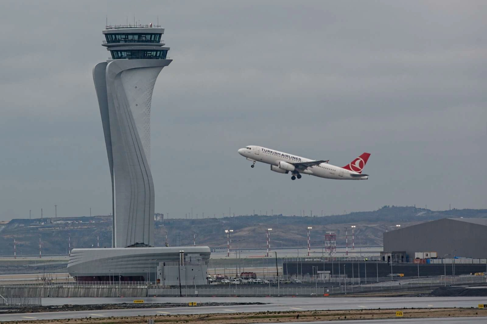 İstanbul Havalimanı’ndan tarihi rekor... 1 günde 1.730 uçuş 
