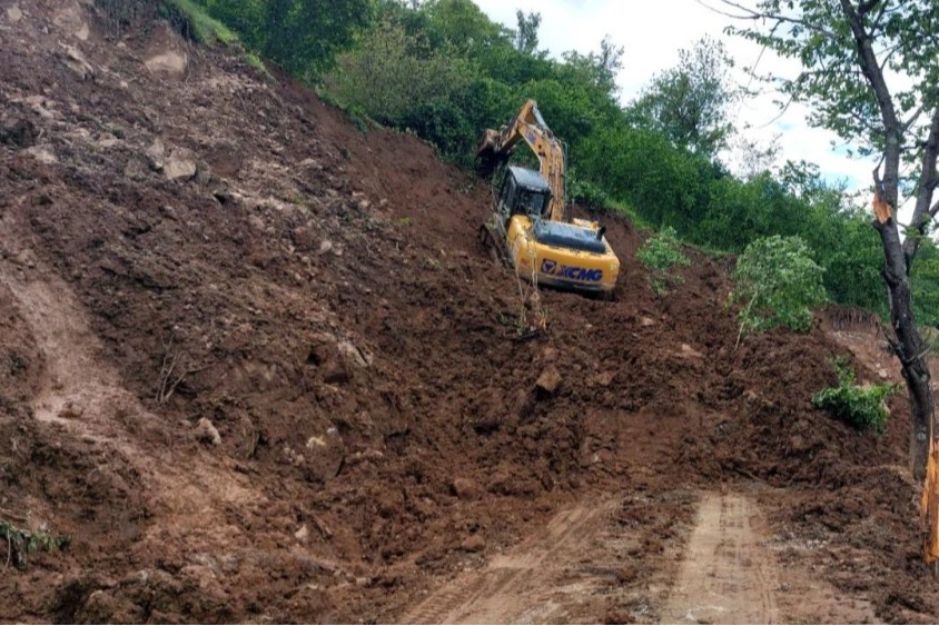 Ordu’da yoğun yağış sonrası heyelan mesaisi 
