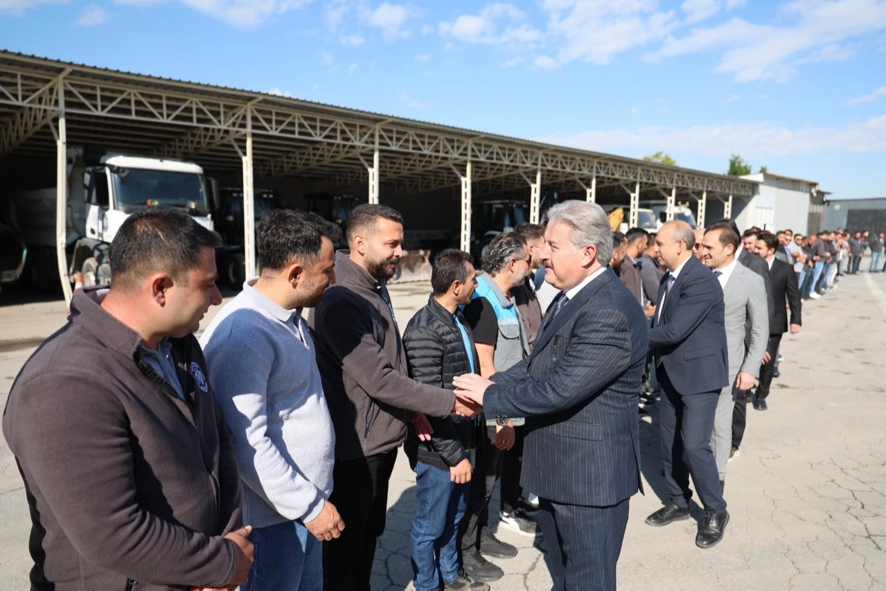Mustafa Palancıoğlu personelle bayramlaştı 