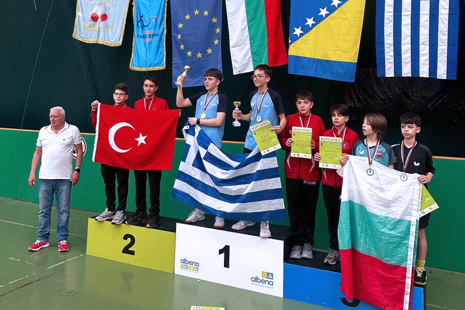Balkanlar'dan milli formayla madalyalarla döndü 