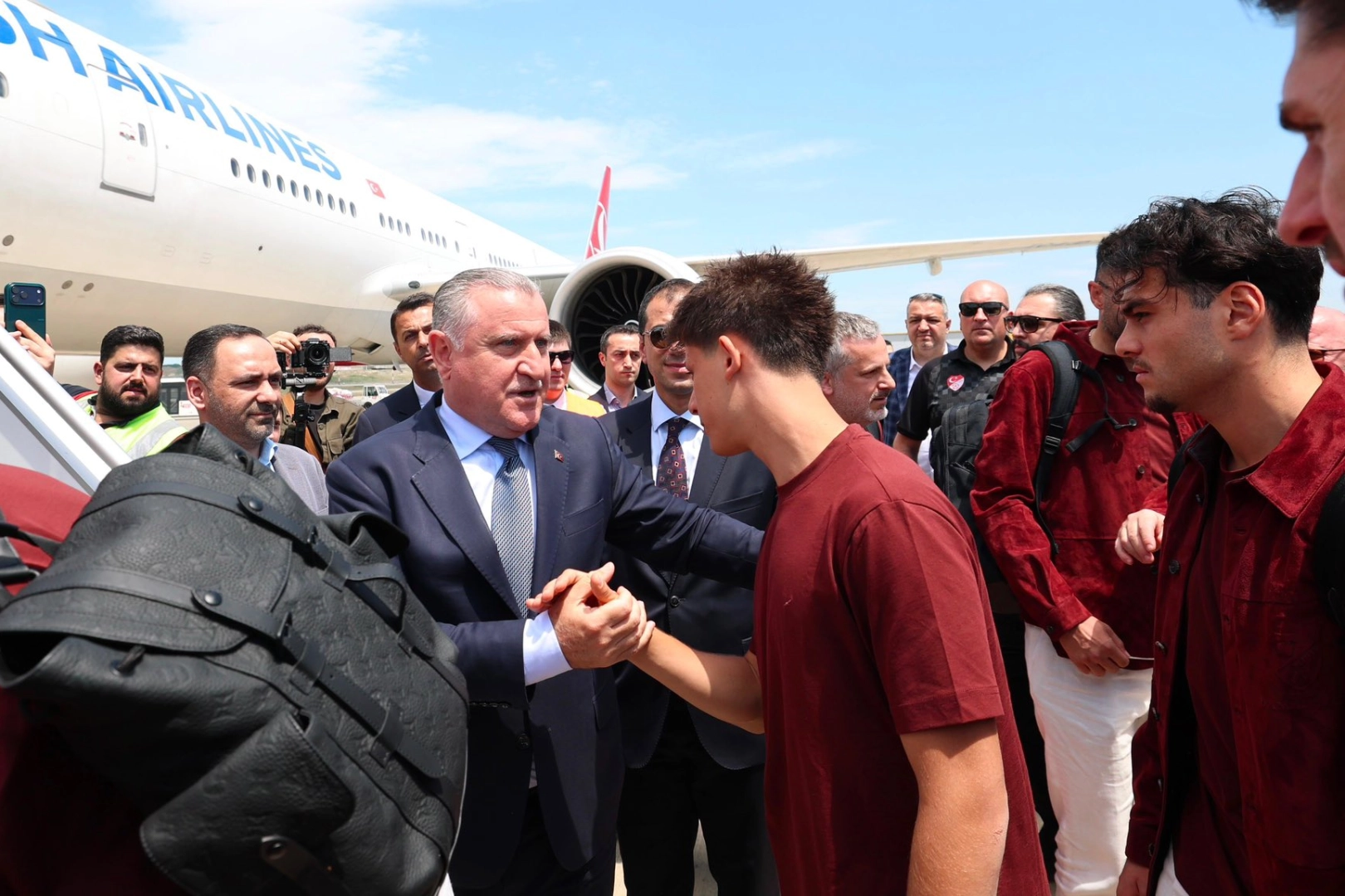 Bakan Bak millileri uğurladı 
