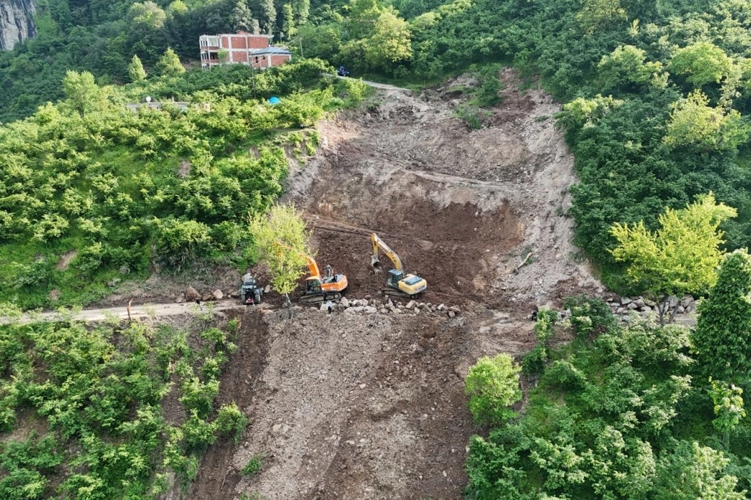 Ordu’da heyelan temizlendi, yol yeniden açıldı 