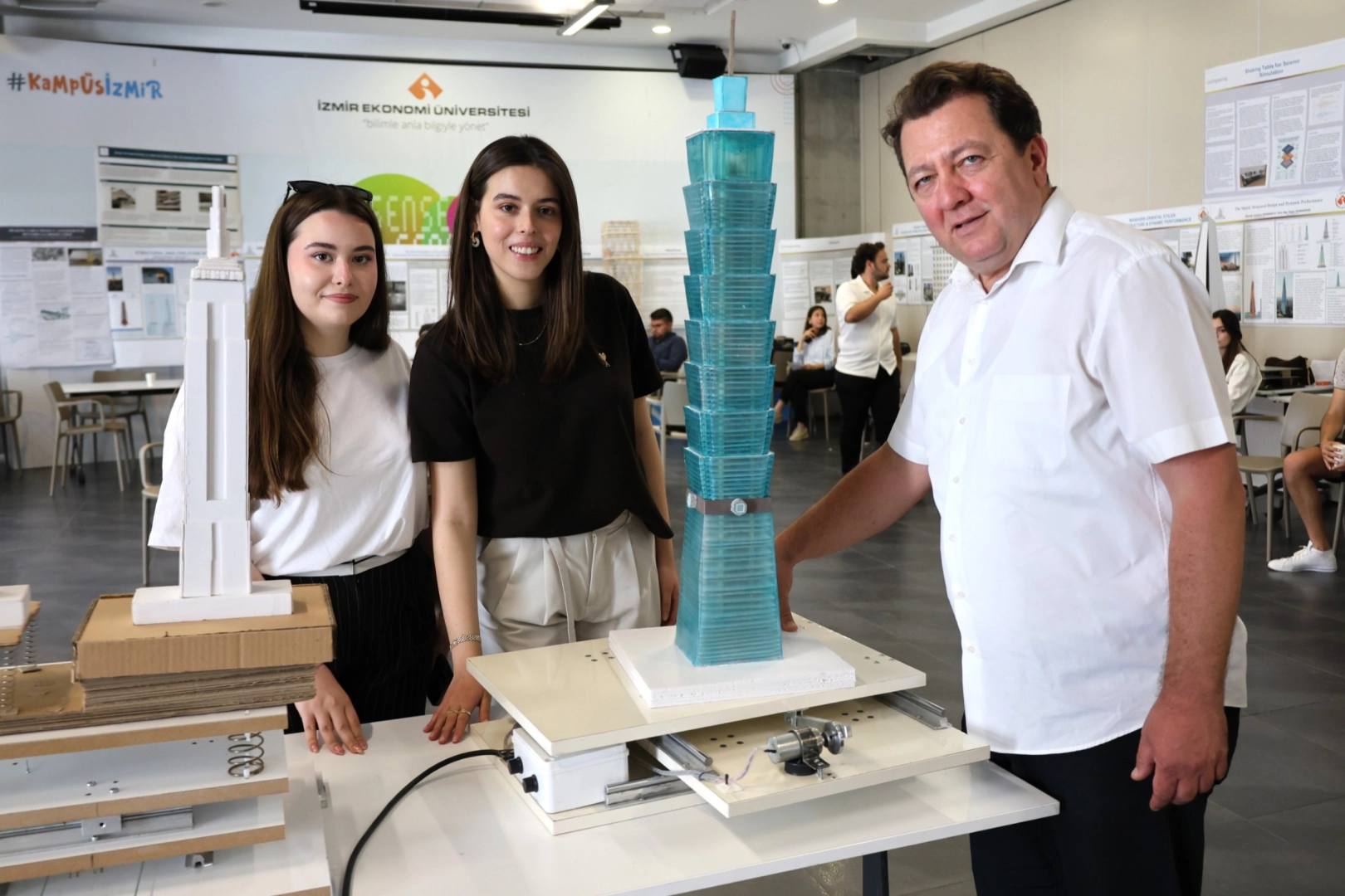 Geleceğin mühendislerinden dev yapılara ‘deprem’ testi! Dünyaca ünlü 22 binaya ‘deprem’ simülasyonu 