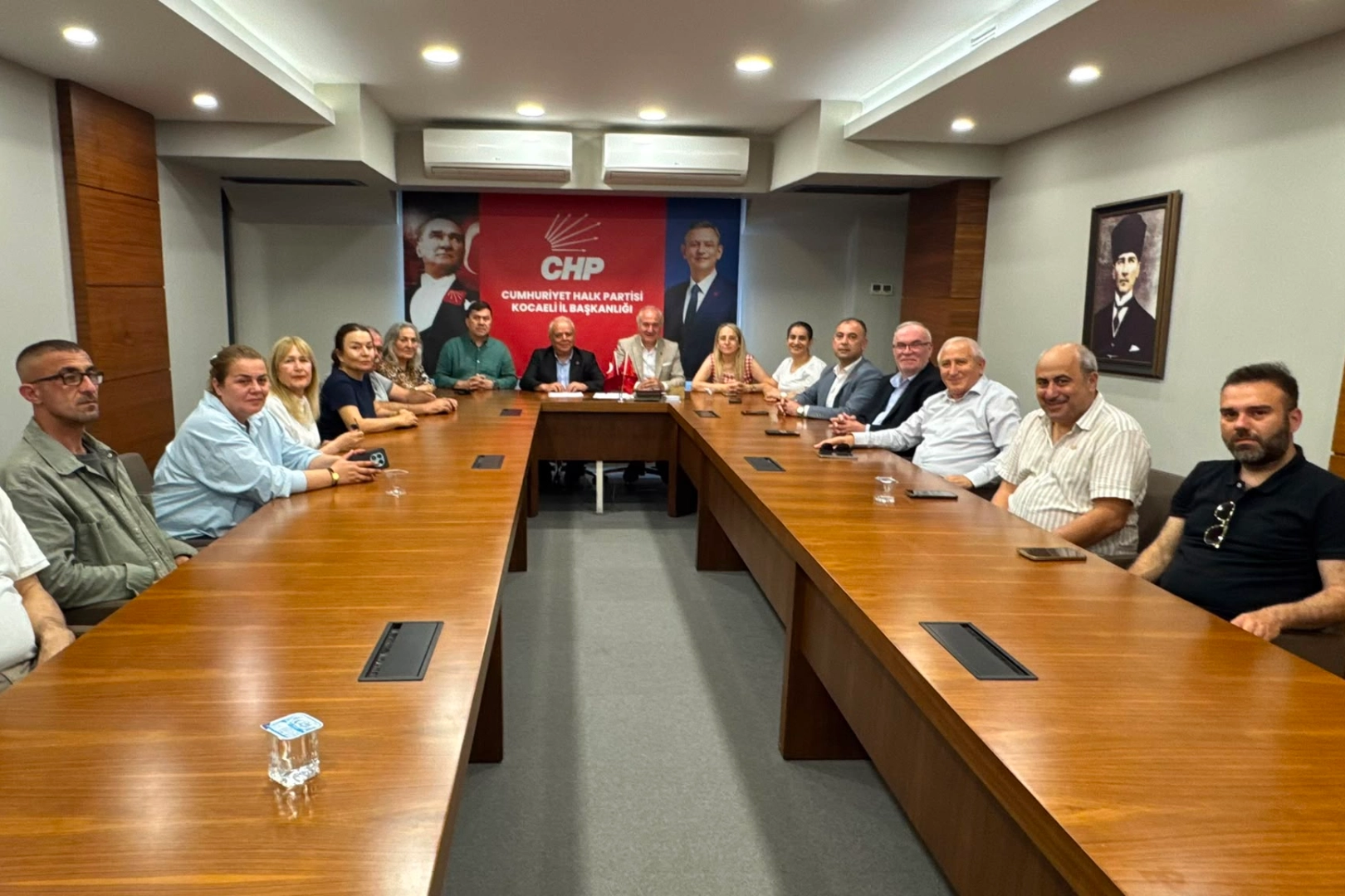 CHP Kocaeli Parti Okulu eğitmenlerinden Özgür Özel'e destek mesajı 