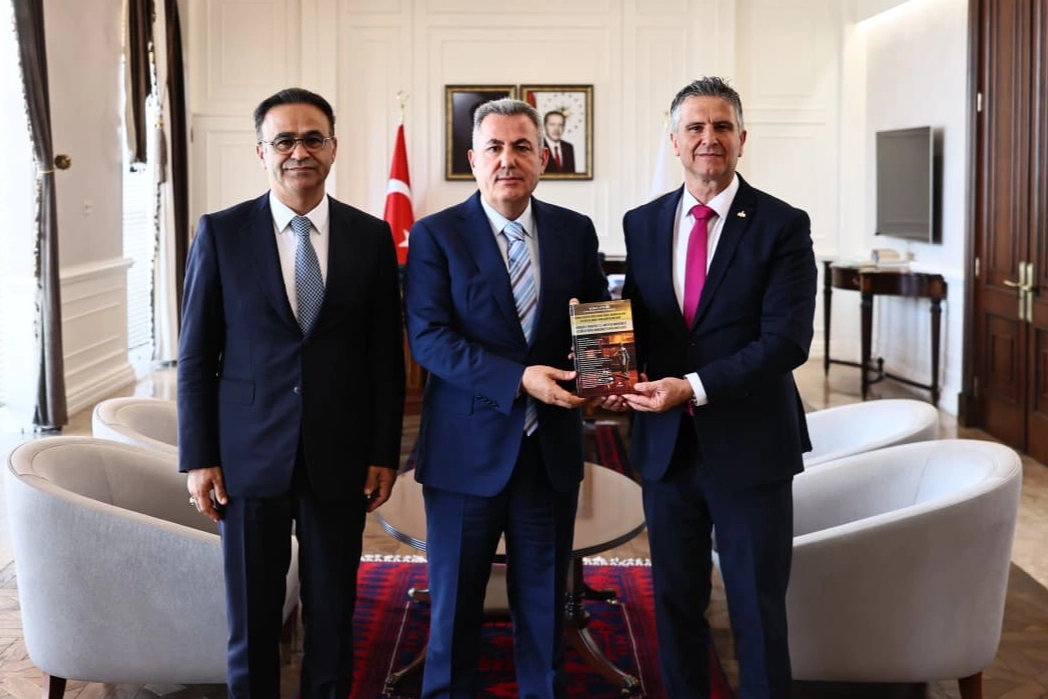 Vali Elban'a İzmir Eğitim Müfettişleri'nden 'Disiplin Soruşturması' kitabı 