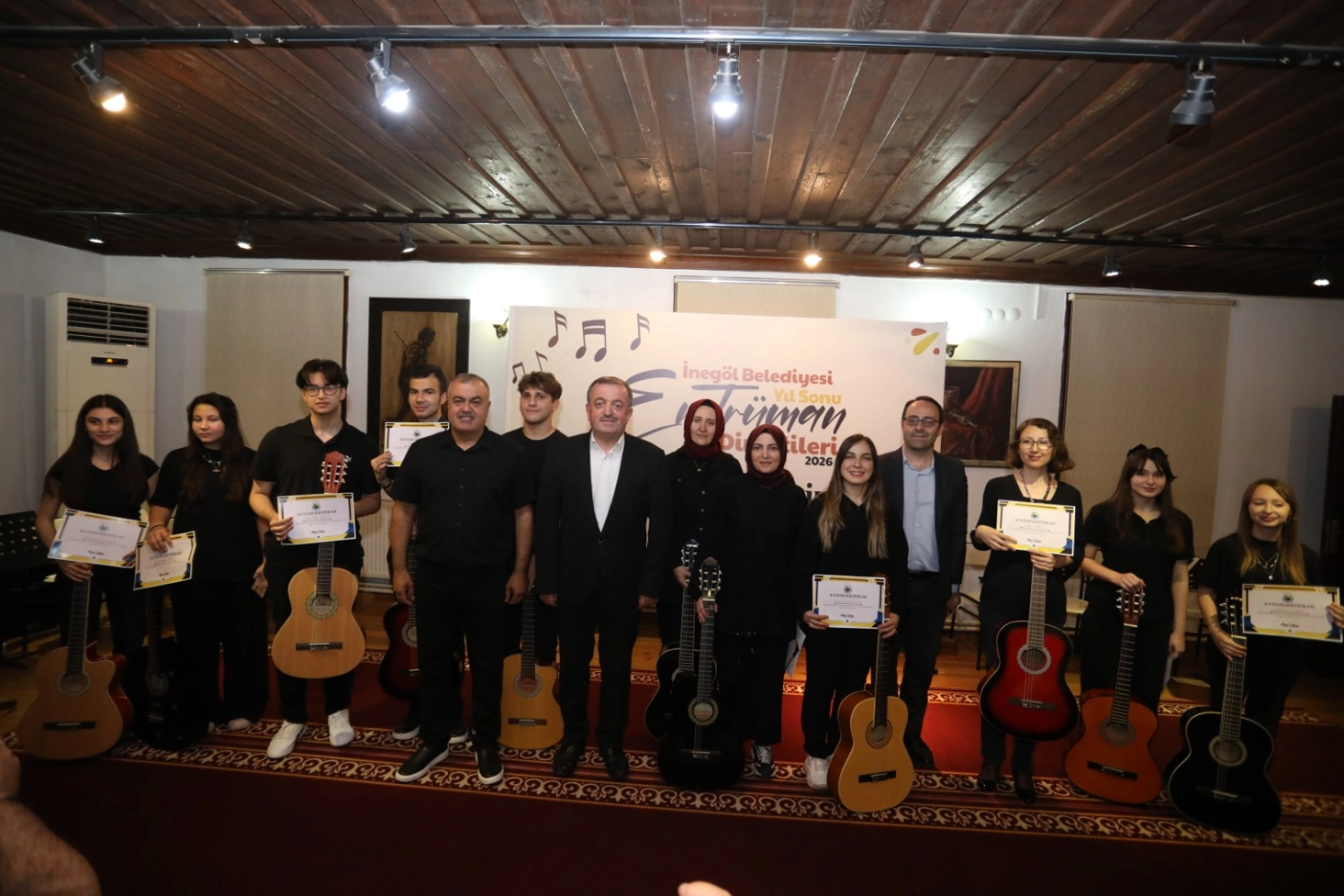 Bursa İnegöl'de gitar kursu kursiyerleri sertifikalarını aldı 