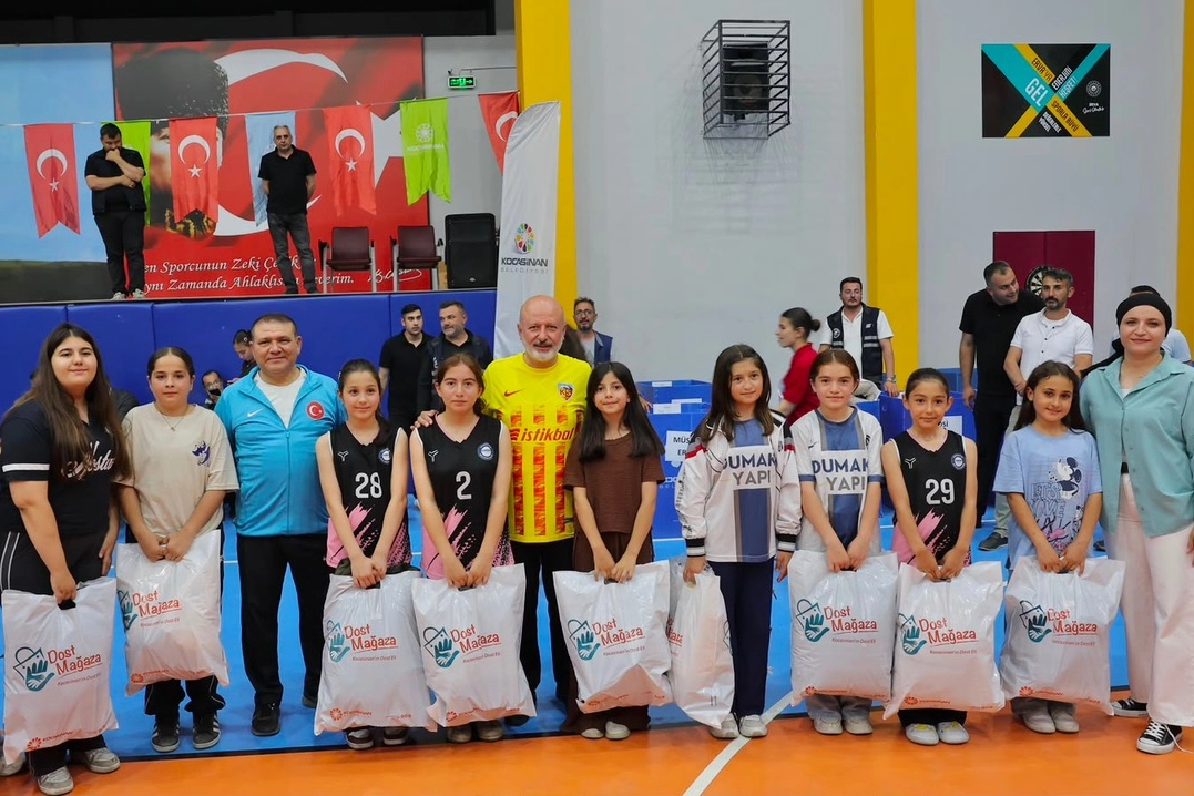Şehir protokolü öğrencilerle filede buluştu 