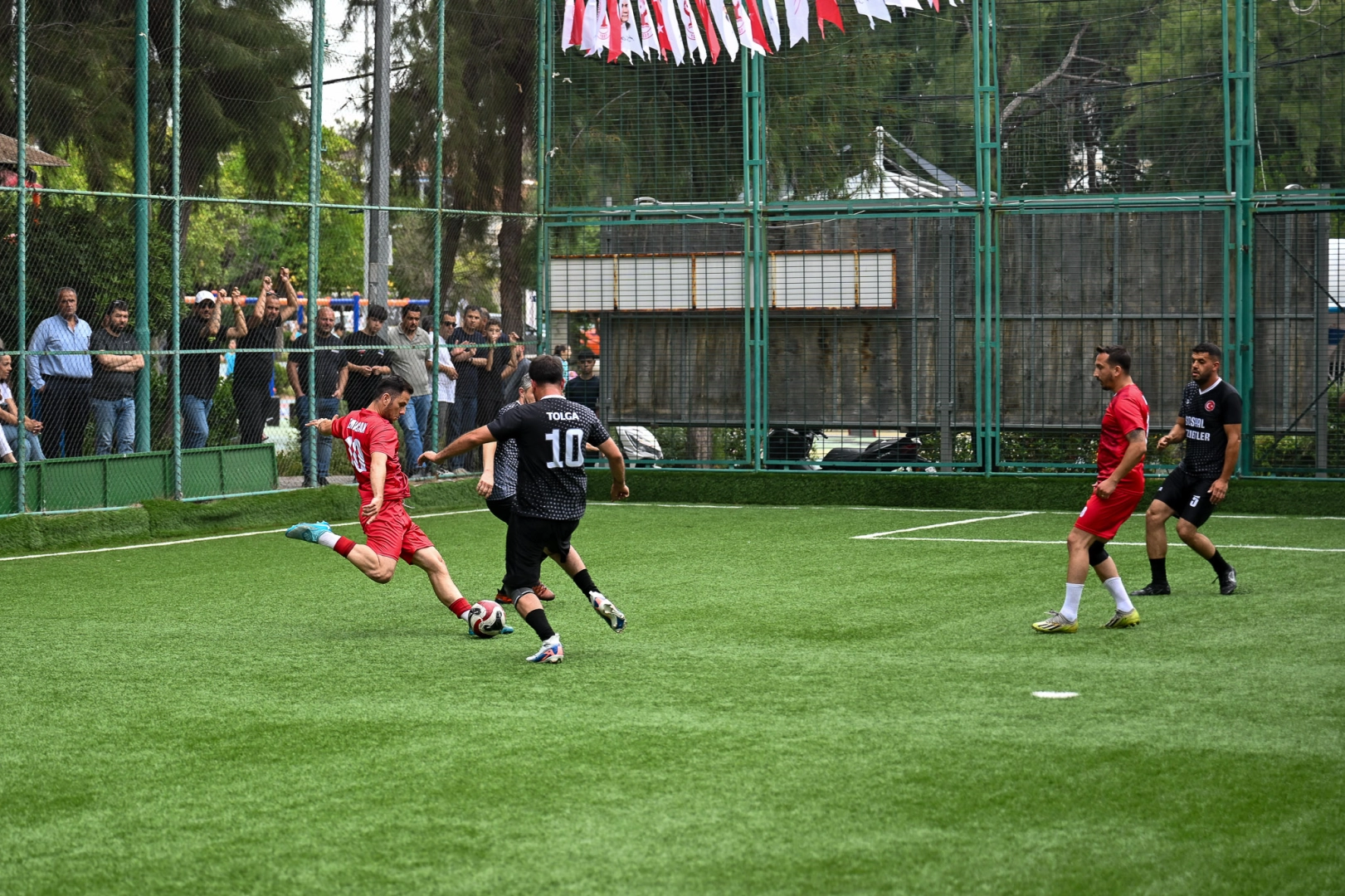 İzmir Bornova’da dostluk kazandı 