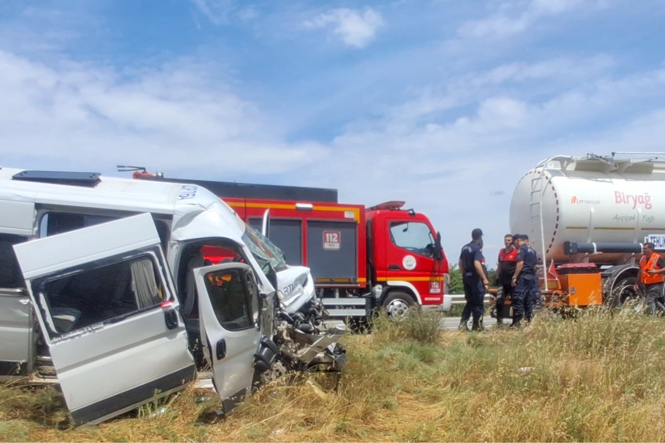 Keşan-Gelibolu yolunda kaza... Tıra çarpan minibüste 16 kişi yaralandı 