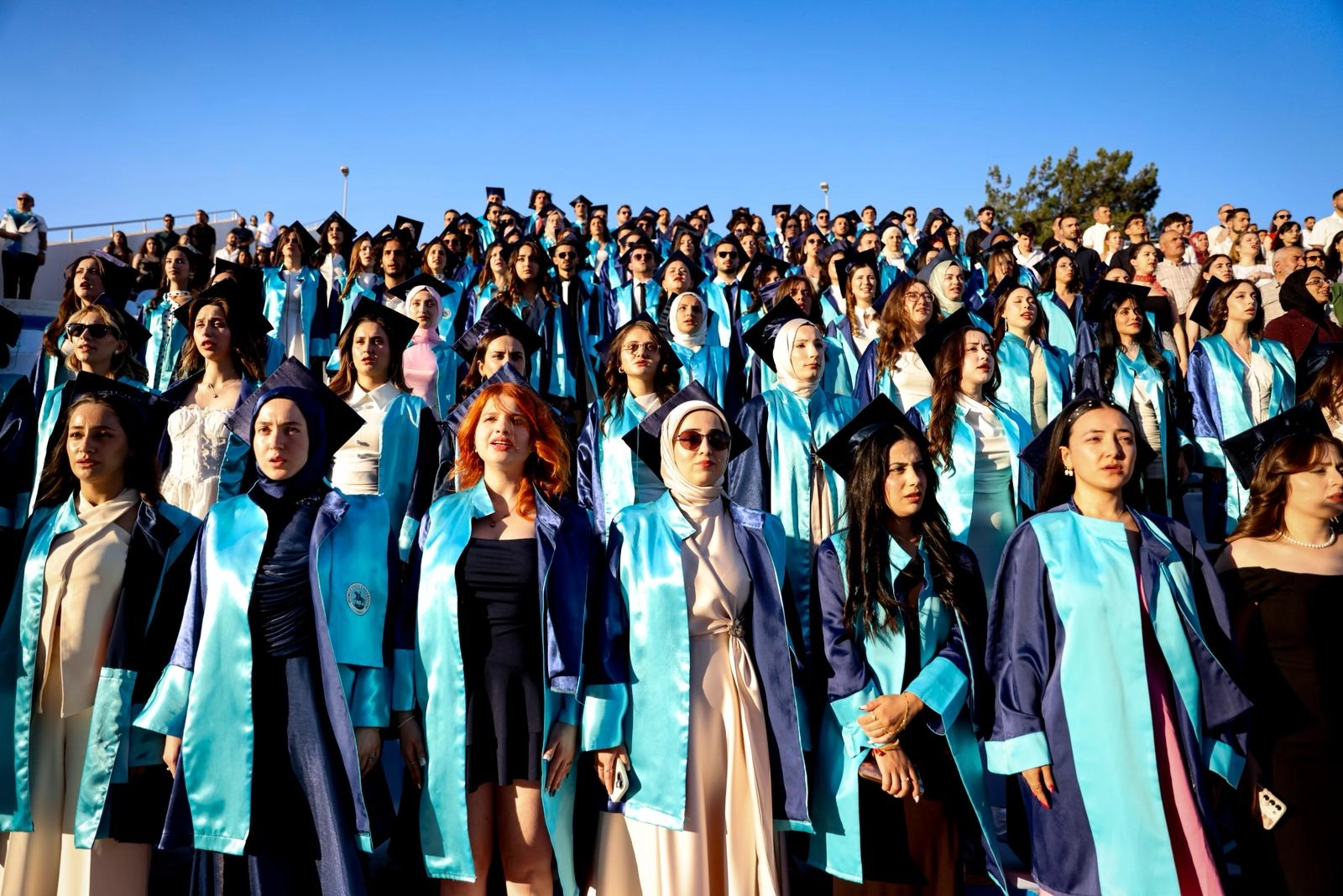 Geleceğin hemşirelerinden mezuniyet sevinci 
