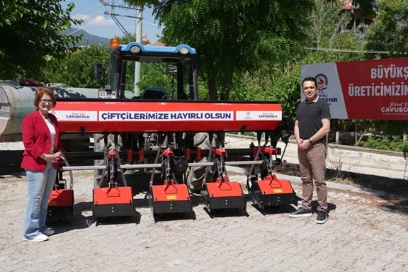 Denizli'de Bozkurtlu üreticilere çapa makinesi desteği 