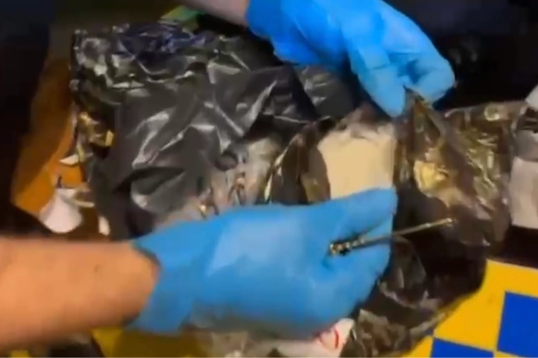 Ticari taksinin motor bölümünde 710 gram metamfetamin! 