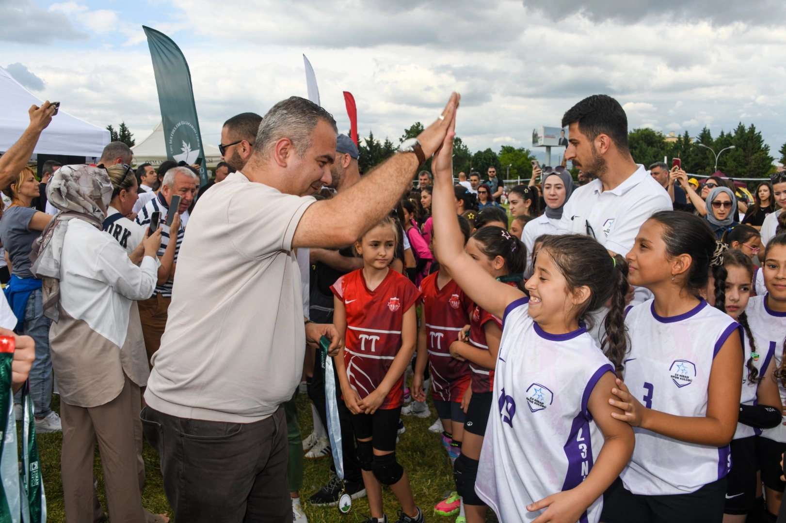 Bursa'da Mini Voleybol Şenliği’nde çocuklar madalyalarını aldı 