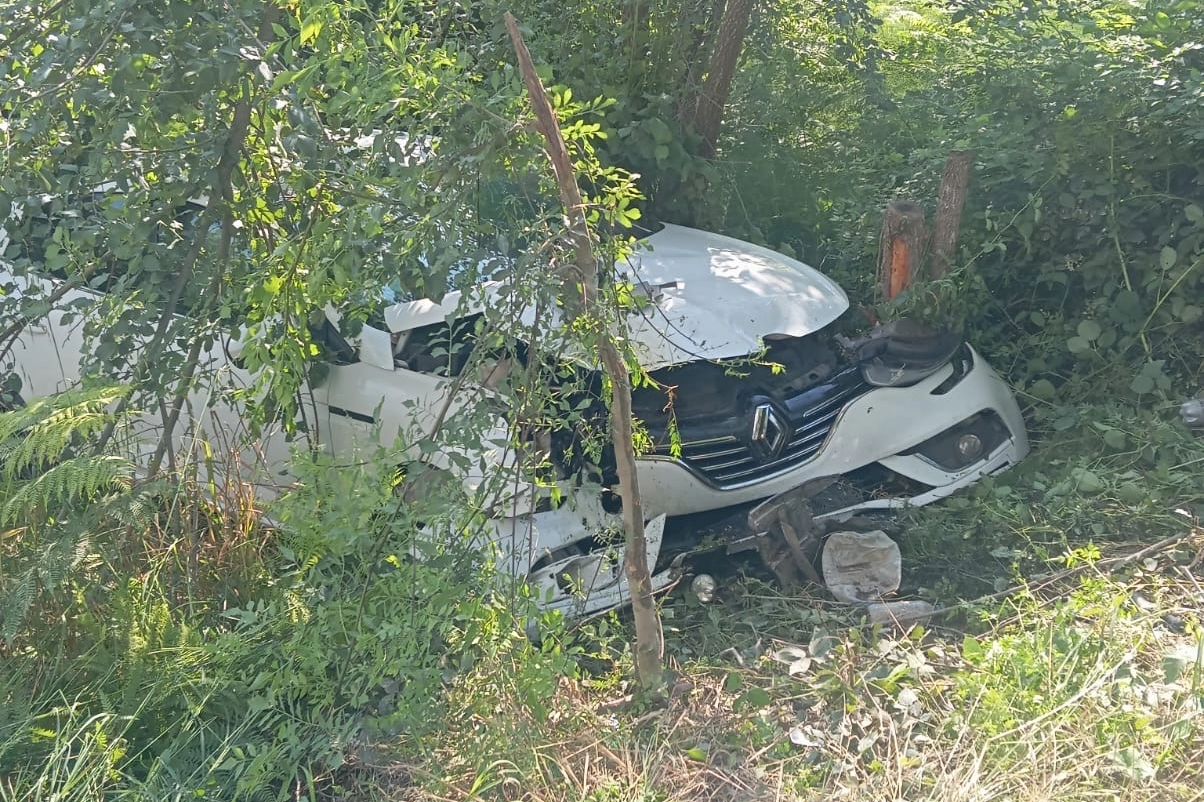 Düzce'de otomobil şarampole kaydı: 3 yaralı! 
