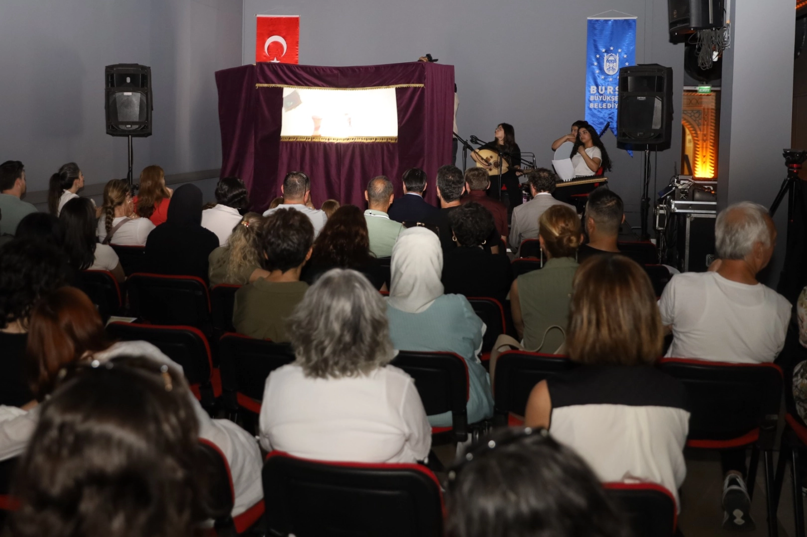 Karagöz sanatı Bursalı gençlerin yorumuyla geleceğe taşındı 