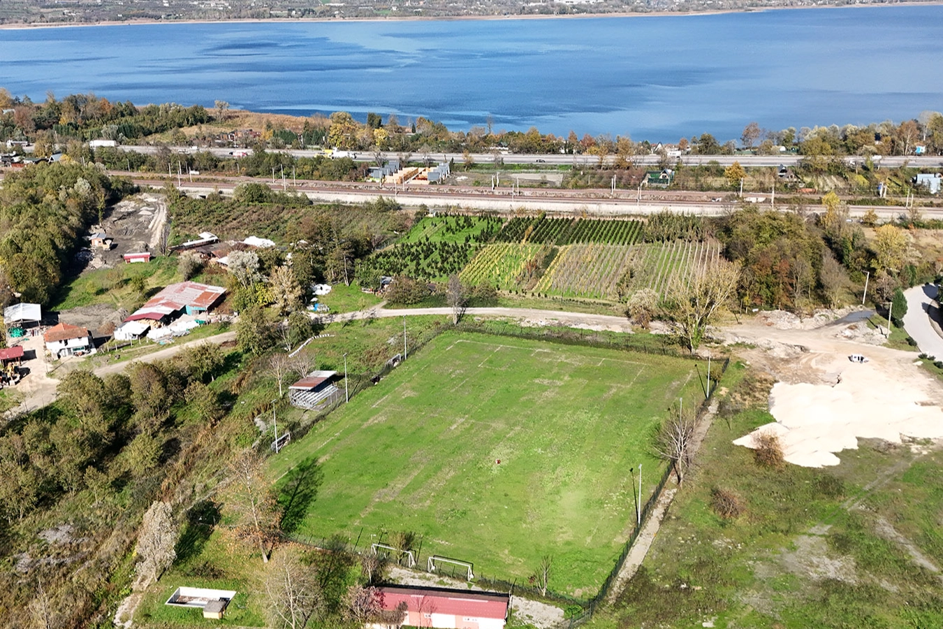 Sakarya Kurtköy’e FIFA standartlarında futbol sahası inşa edilecek 