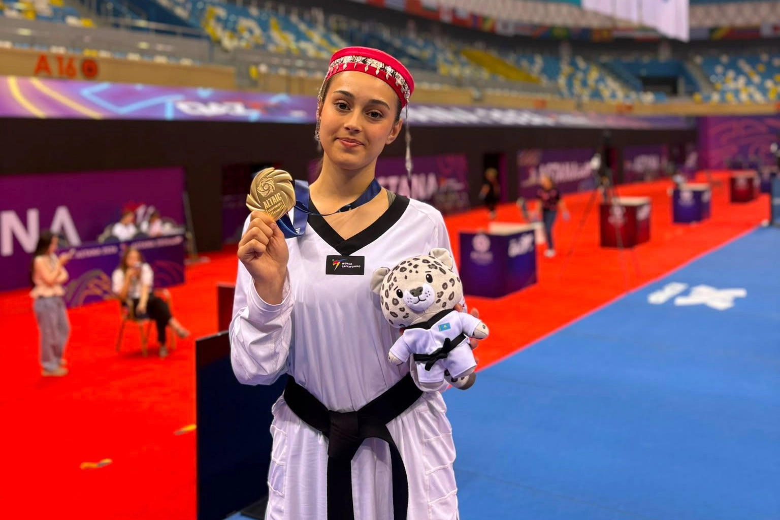 Trabzonlu taekwondocu Aybike Futtu Kazakistan’da altın madalya kazandı 