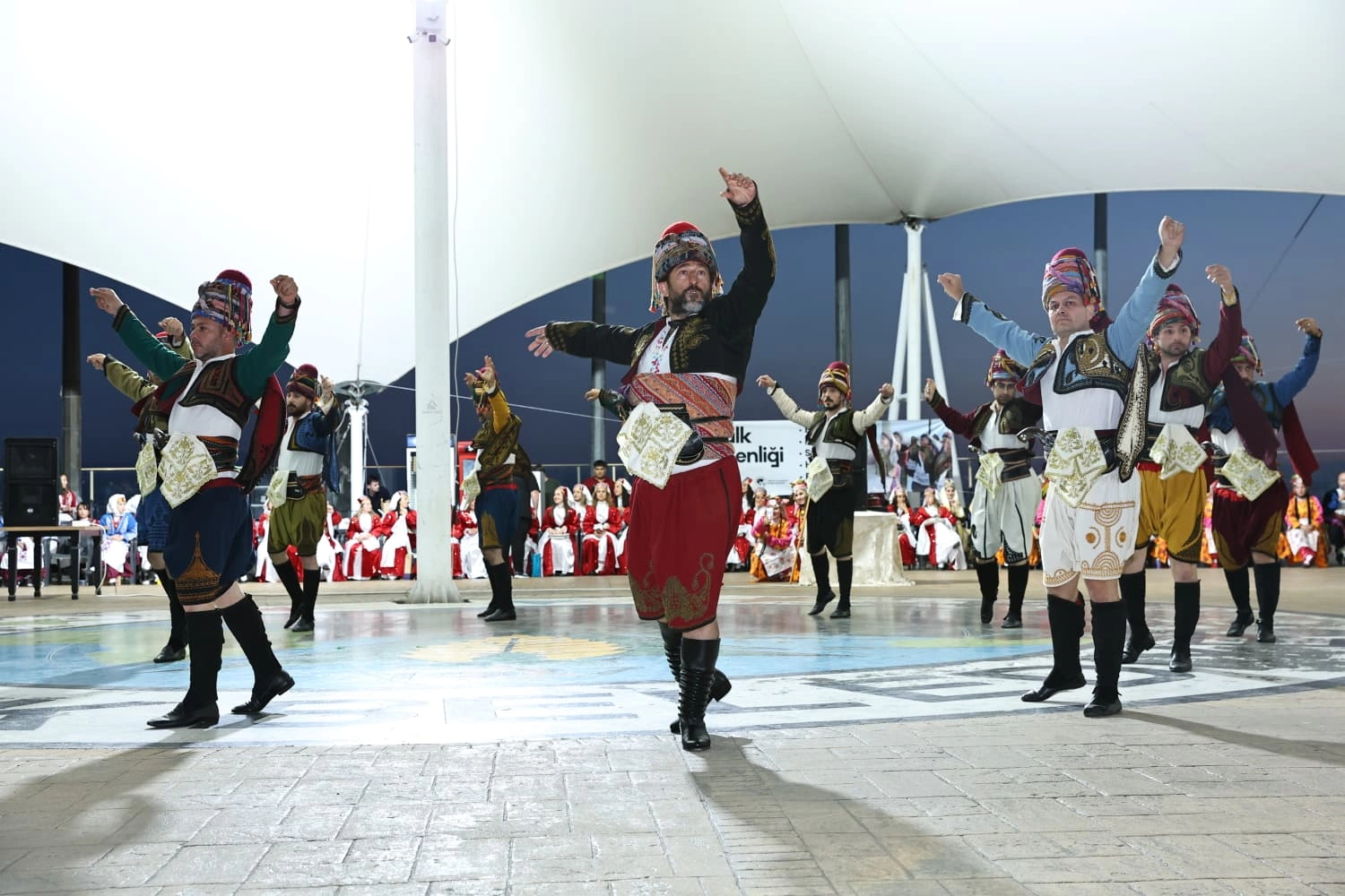 Sakarya Bayraktepe’de Maarif Halk Dansları Şenliği büyük ilgi 
