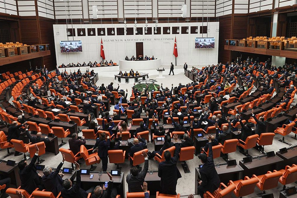 Emniyet, basın ve vergi düzenlemelerini içeren kanun teklifi yasalaştı 