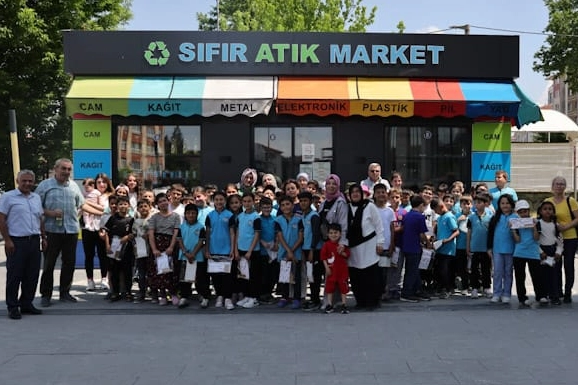 Kütahyalı öğrencilerden Sıfır Atık Market’e örnek katkı 
