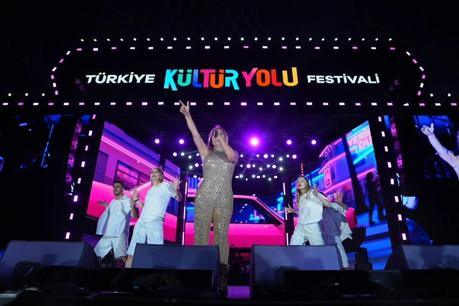 Demet Akalın, coşkuyu Bursa'da zirveye taşıdı 