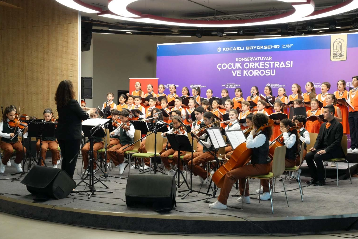 Kocaeli'de geleceğin sanatçıları ayakta alkışlandı 